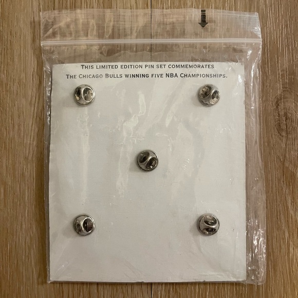 Vintage Chicago Bulls Pin Set - Picture 4 of 4